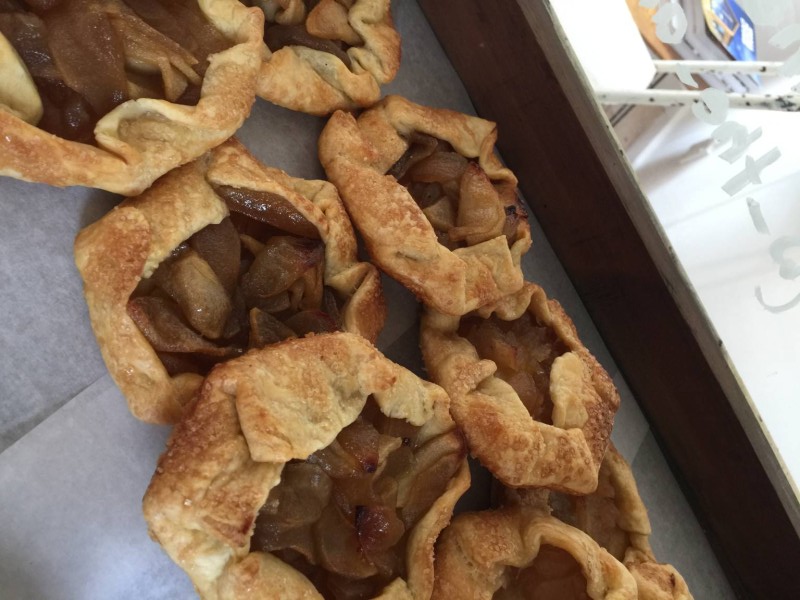 Apple galettes with spelt pastry