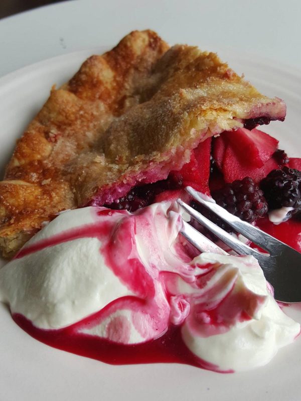 Blackberry pie & yoghurt