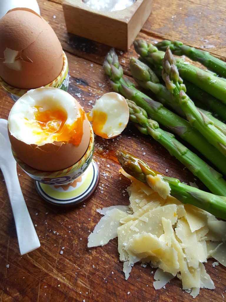 A messy Sunday night supper – asparagus & eggs
