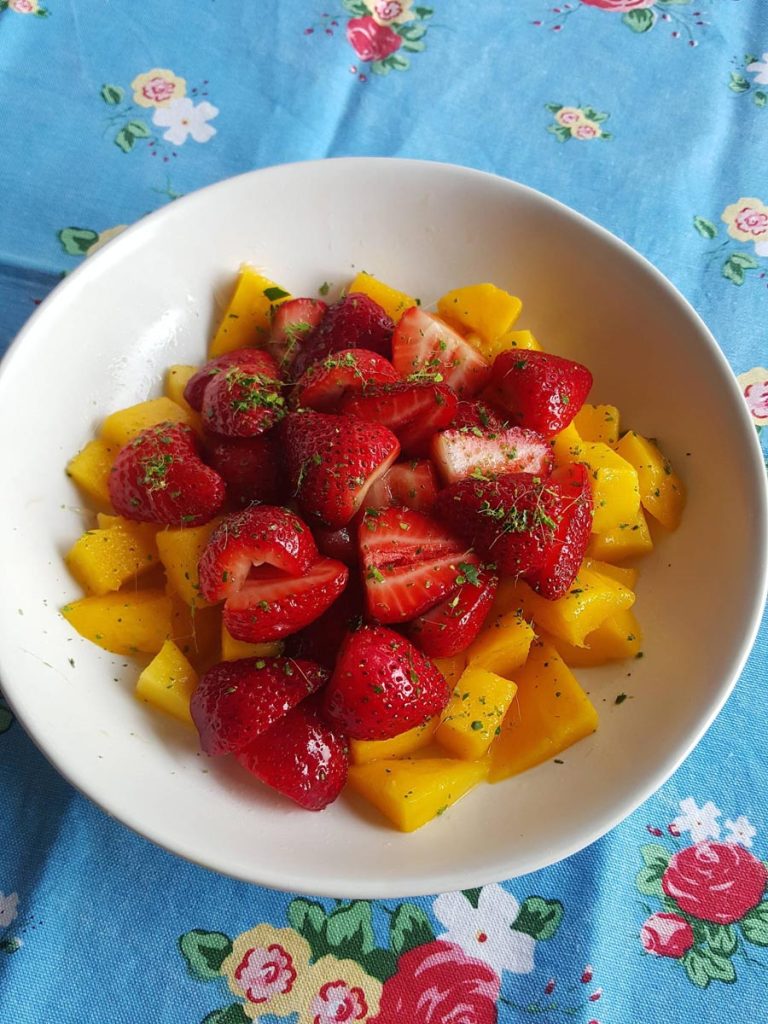 Mango & Strawberries – summer in a bowl