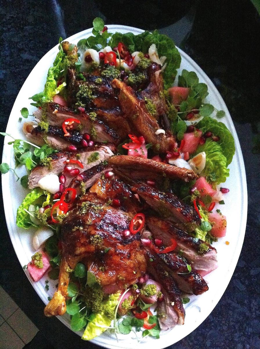 Bebek Panggang Kulit Renyah dengan Salad Leci & Semangka