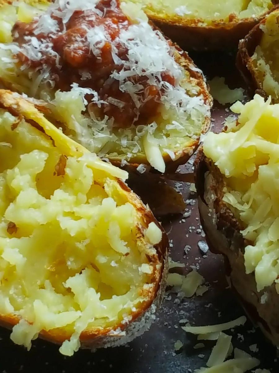 Jacket-baked potatoes with Bolognese sauce
